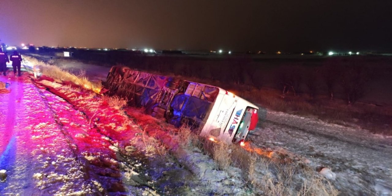 Devrilen Tıra Yardım İçin Duran Otomobile Otobüs Çarptı: 5 Ölü, 32 Yaralı