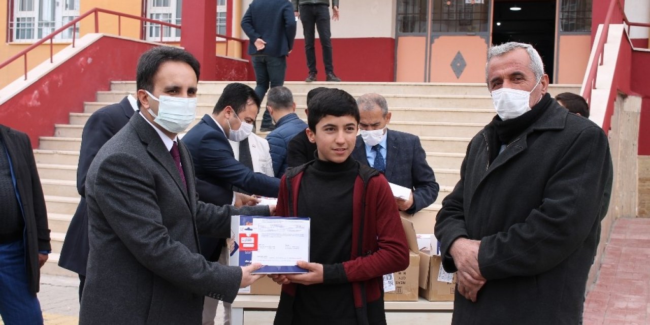 Midyat’ta Öğrencilere Tablet Dağıtıldı