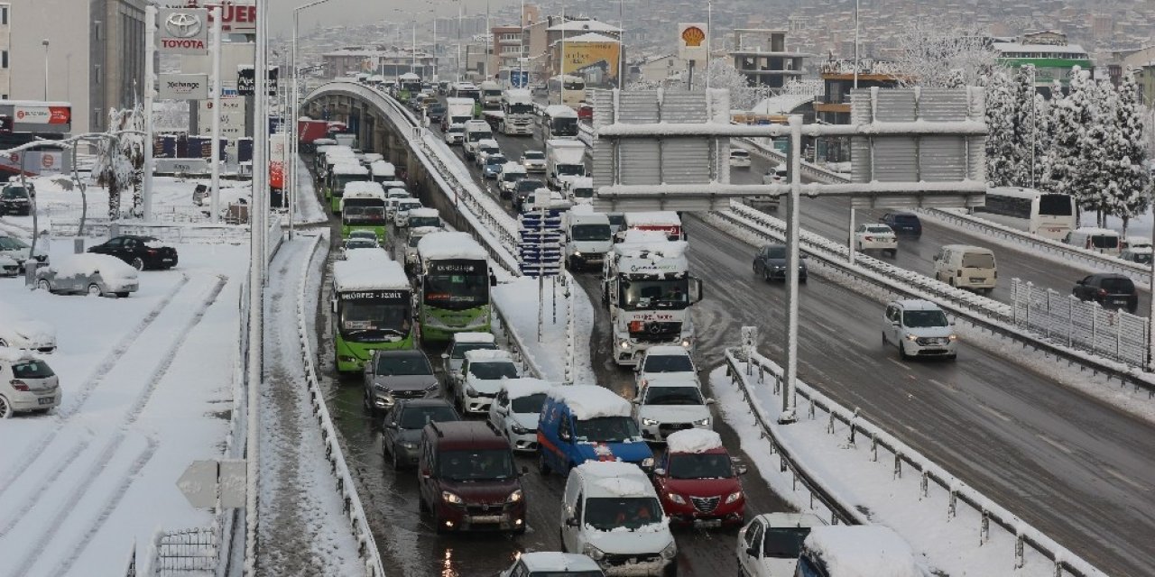 İ̇zmit D-100 Karayolu’nda Kar Sebebiyle Yoğunluk Oluştu