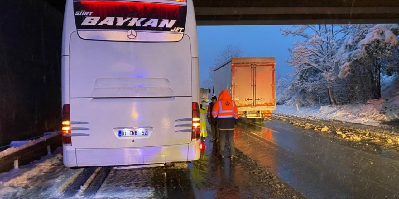Tem Otoyolunda, 2 Yolcu Otobüsü Ve 1 Tırın Karıştığı Kazada 6 Kişi Yaralandı