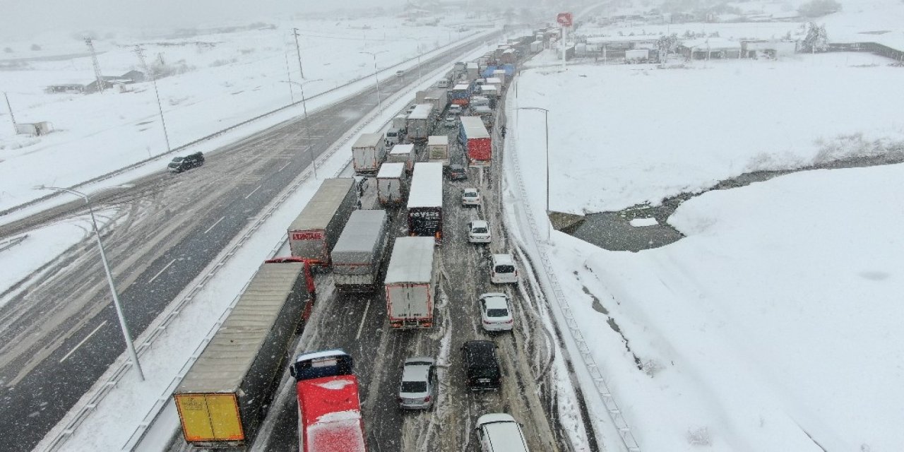 Balıkesir Bursa Kara Yolu Açılamıyor...kuyruk 25 Kilometreyi Aştı