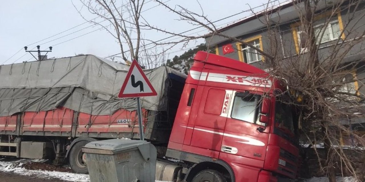 Nallıhan’da Bir Tır Şarampole Düştü