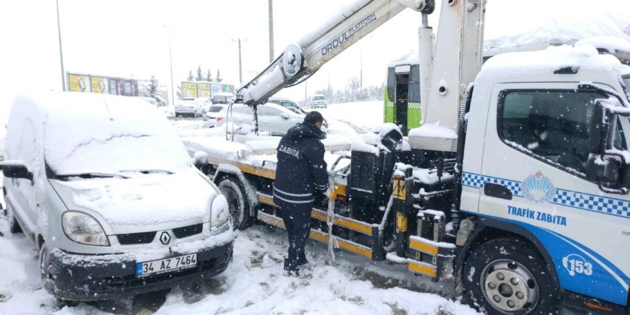 Yolda Kalan Vatandaşlara Zabıta Yardım Etti