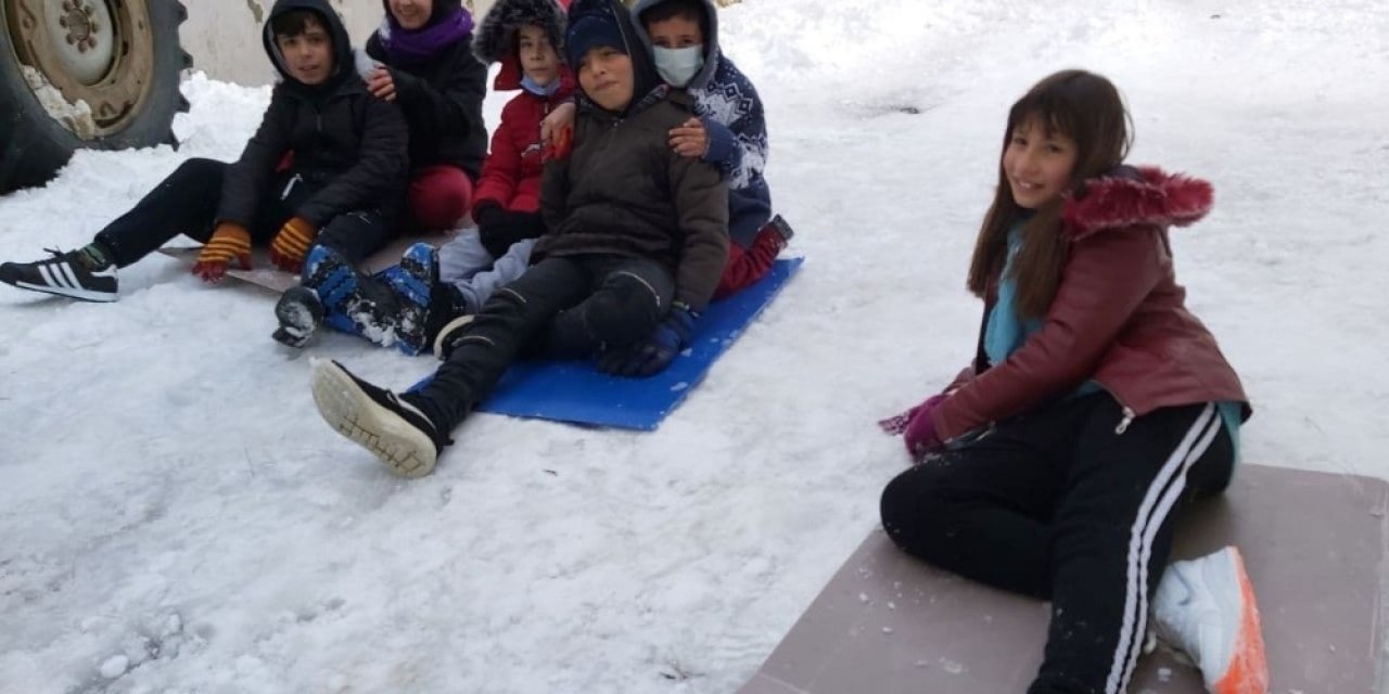 Çanakkale’de Kar Sevincini Buzda Kayarak Çıkardılar