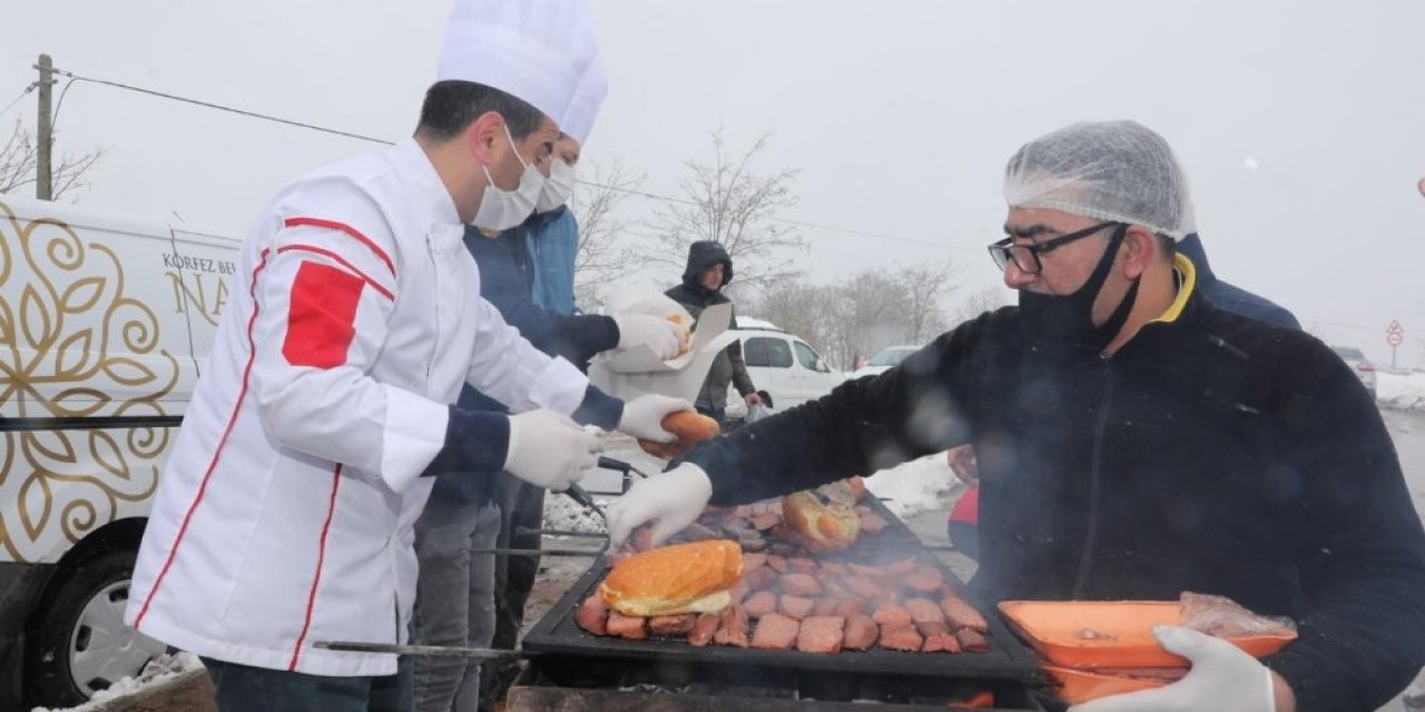 Kar Üstünde Sucuk Ekmek Keyfi