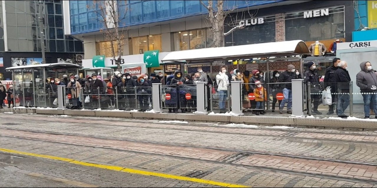 Tramvay Durağından Sosyal Mesafesiz Bildik Görüntüler
