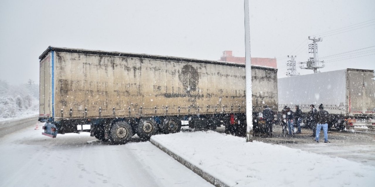 Yoğun Karda Kayan Tır Makas Yaptı