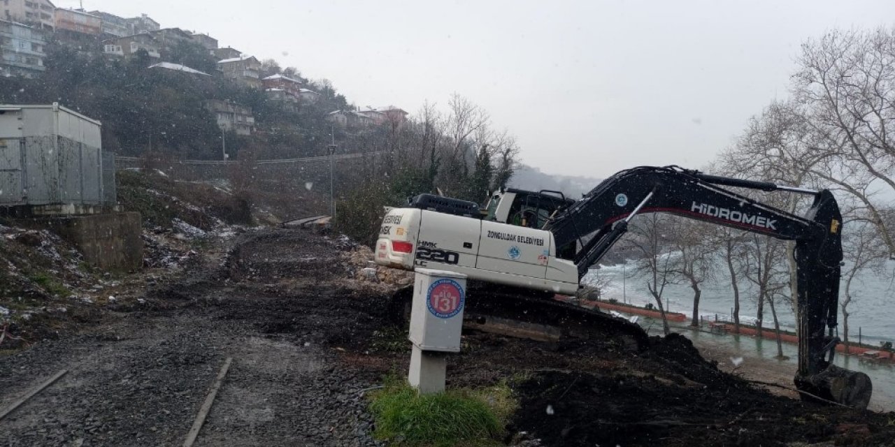 Çöken Tren Yolunda Tamirat Çalışmaları Devam Ediyor