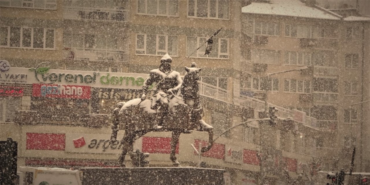 Bursalılar Yoğun Kar Altında Yürüdü