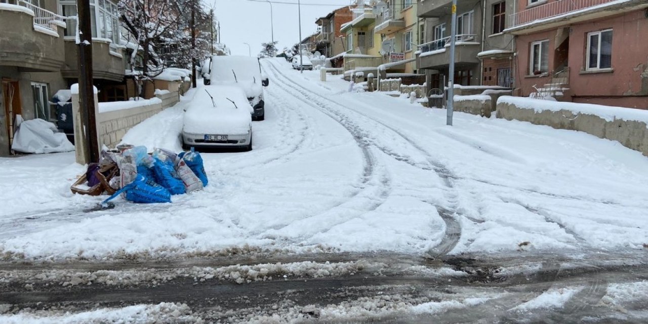 Afyonkarahisar’da Bir Çok Mahallede Kar Esareti Yaşanıyor