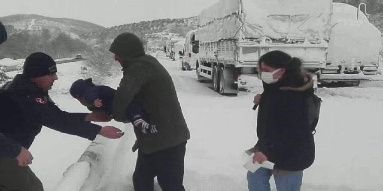 Balıkesir-bursa Yolu Ulaşıma Kapandı, Mahsur Kalan Aileleri Jandarma Kurtardı