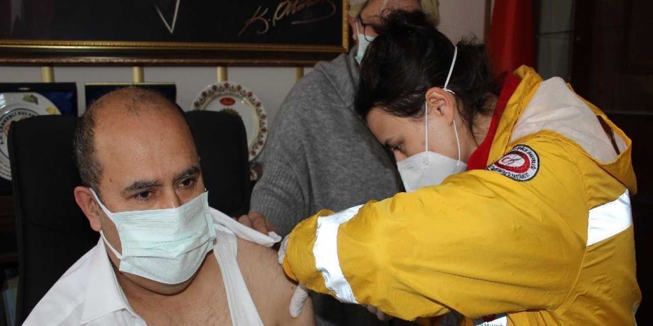 Kaymakam Ünal Korona Virüs Aşısının İlk Dozunu Yaptırdı