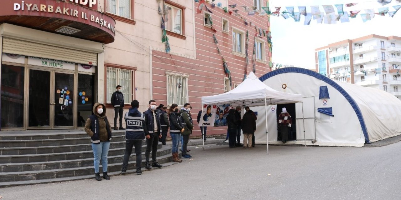 Pkk’nın Katliamı Evlat Hasreti Çekenlerin Umudunu Kırmadı, Evlat Nöbetine Bir Aile Daha Katıldı