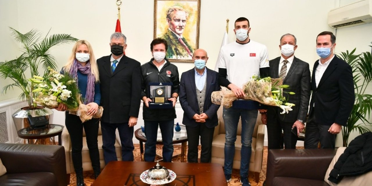 İ̇zmir’e Gurur Yaşatan Milli Yüzücü Sakçı Başkan Soyer’i Ziyaret Etti