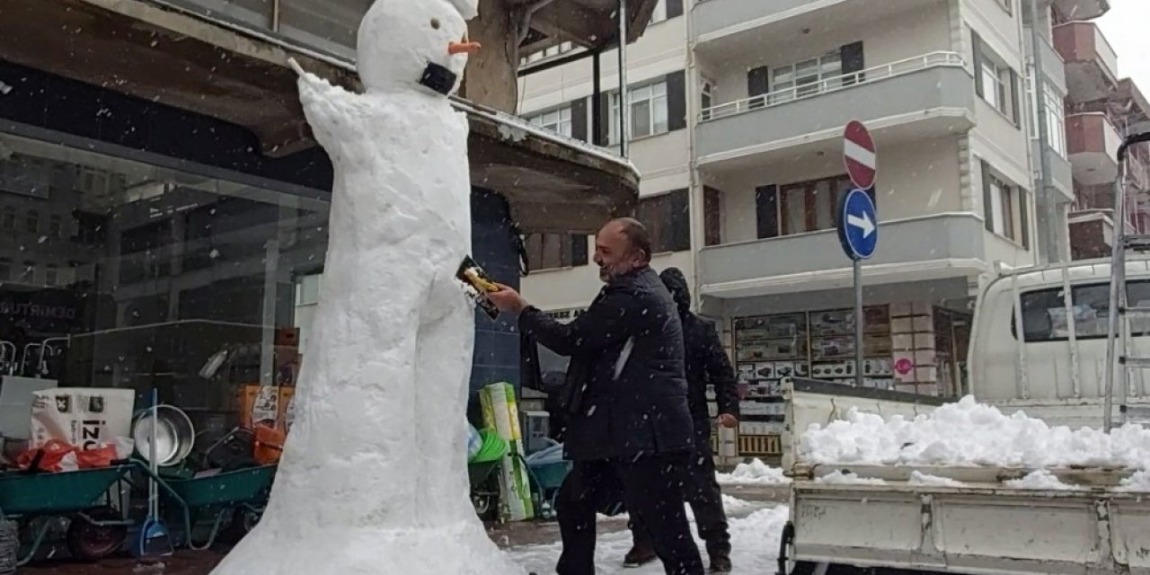 İ̇şi Gücü Bırakıp 3 Metrelik Kardan Adam Yaptı