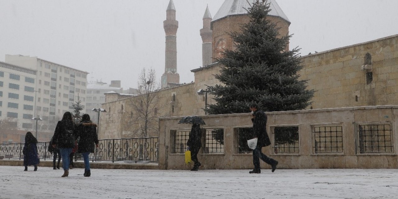 Sivaslılar Beklenen Karın Tadını, Yoğun Kar Yağışı Altında Yürüyerek Çıkarttı