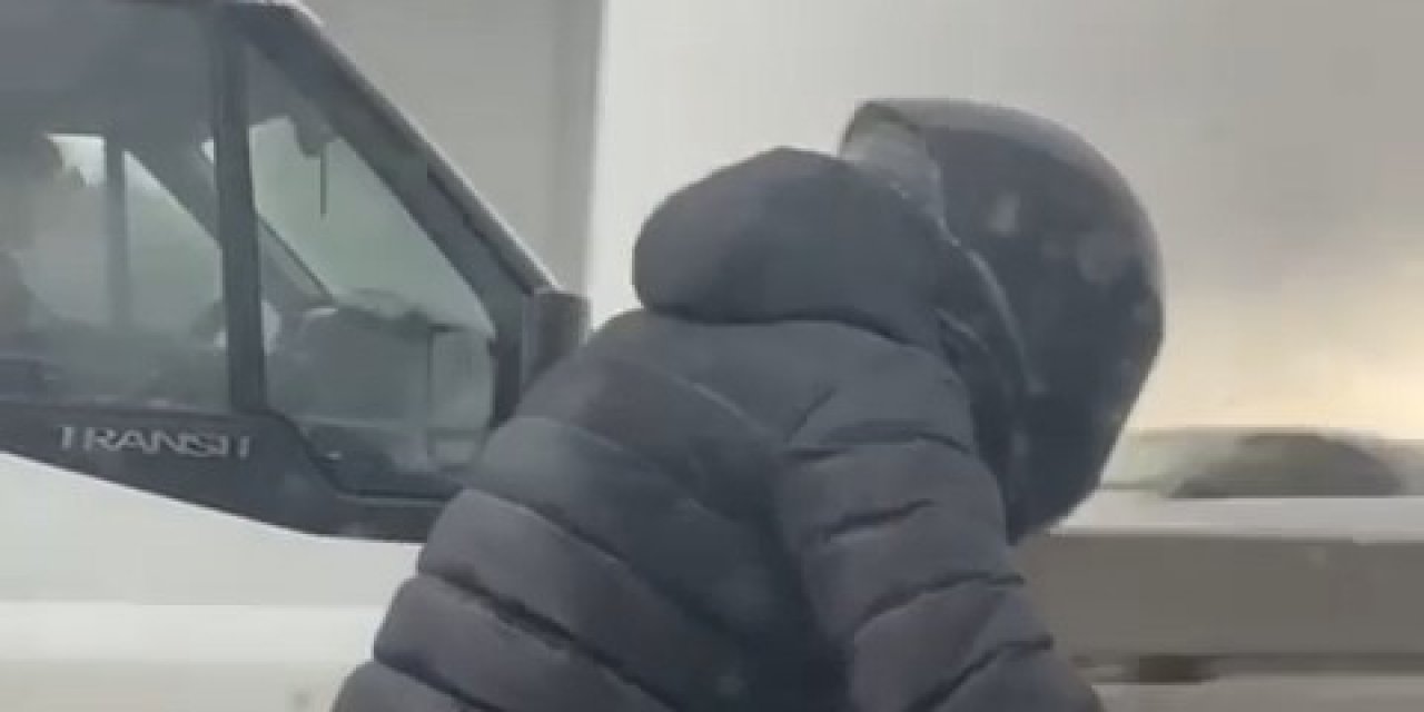 Rüzgarda Zorlanan Motosiklet Sürücüsünü Aralarına Aldılar