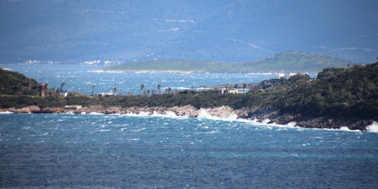 Bodrum’daki Fırtına Balıkçı Teknelerini Batırdı, Dalgaların Boyu 2 Metreyi Aştı