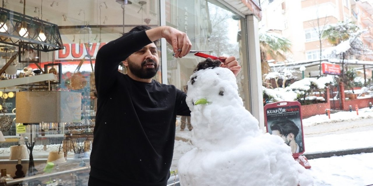 İ̇zmitli Berber Müşteri Bulamayınca Kardan Adamı Tıraş Etti