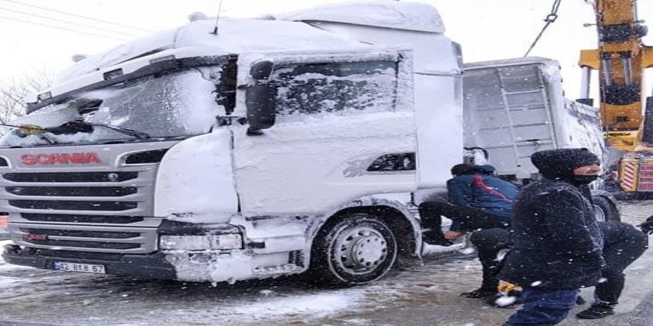 Devrilen Tır Ve Maddi Hasarlı Kazalar Ulaşımda Aksamaya Neden Oldu
