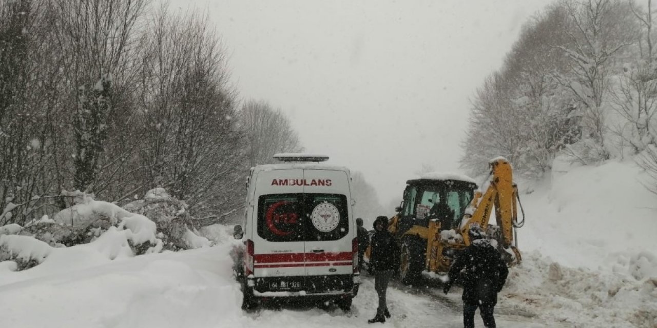Hasta Taşıyan Ambulans Kara Saplandı, Yardımına Mahalleli Koştu