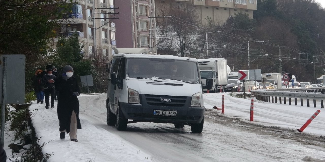 Araçlar Buzda Dans Etti, Kilometrelerce Uzunlukta Kuyruk Oluştu