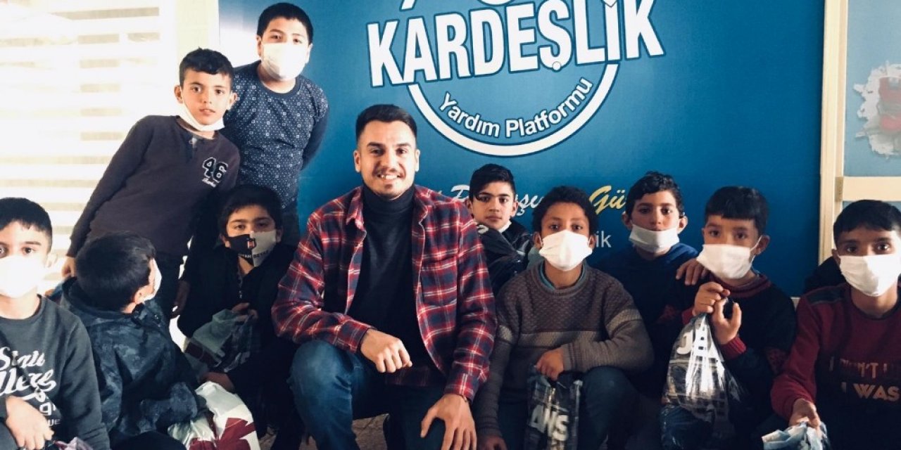 "göçmen Değil Kardeşiz" Sloganı İle Yardıma Konuşuyorlar