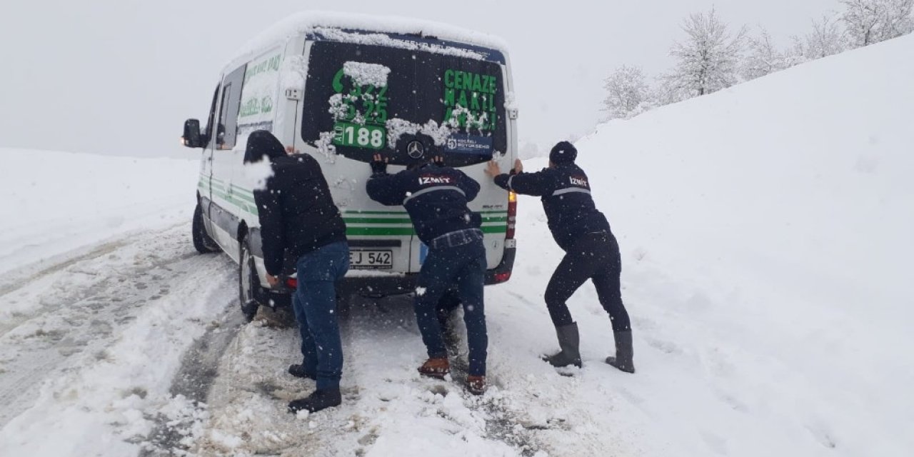 Yolda Kalan Cenaze Nakil Aracını Ekipler Kurtardı