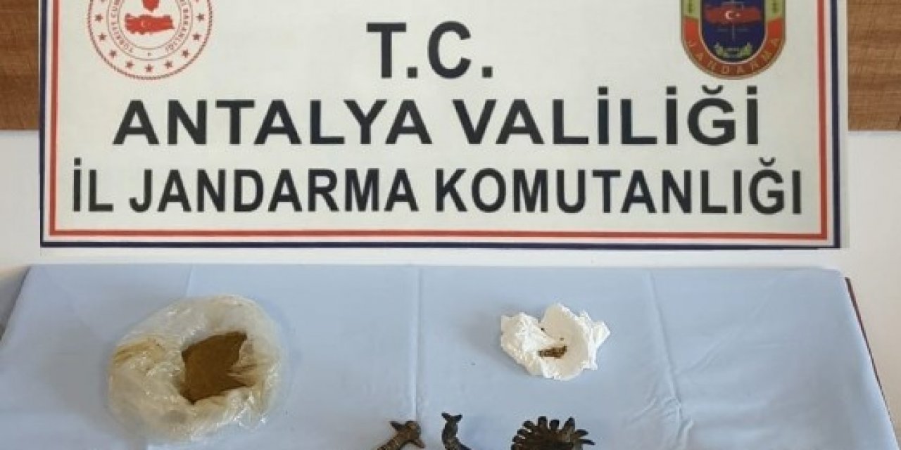 Uyuşturucu Bulunan Evden 2 Adet De Tarihi Eser Çıktı