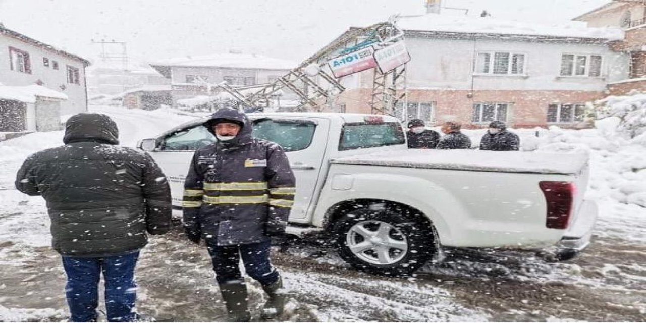 Yıkılan Elektrik Direkleri İçin Seferber Olundu