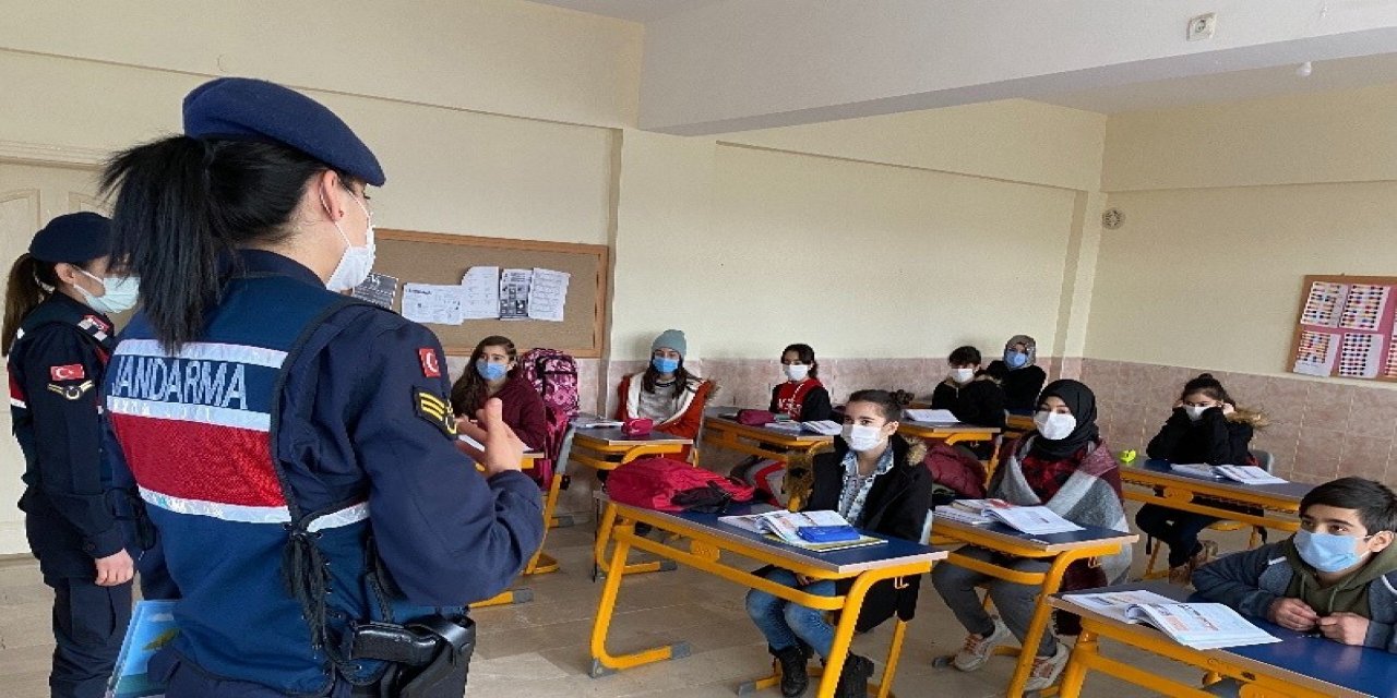 Jandarma Öğrencilerin Ders Zili Heyecanına Ortak Oldu