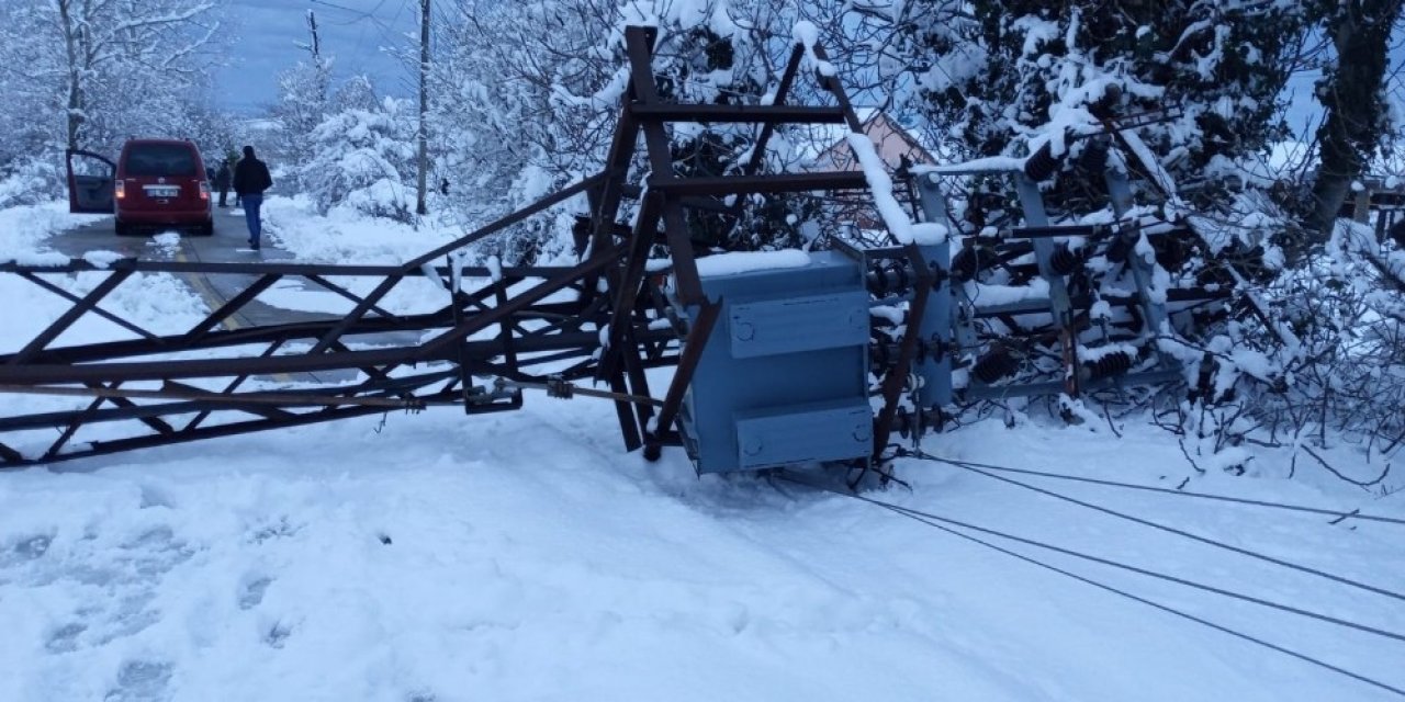 Yoğun Kar Yağışı Nedeniyle Elektrik Direği Yıkıldı
