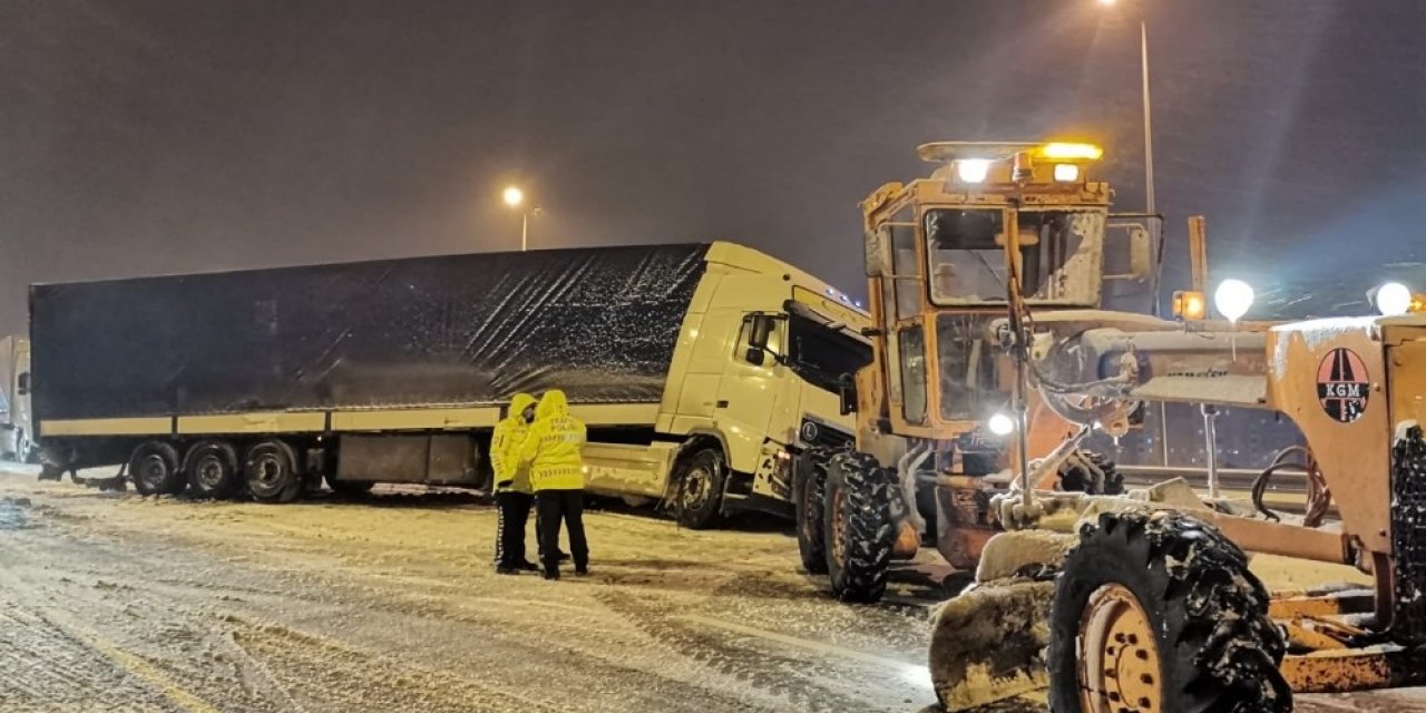 Tır, Yolcu Otobüsü Ve Otomobil Kaza Yaptı, Yol Trafiğe Kapandı