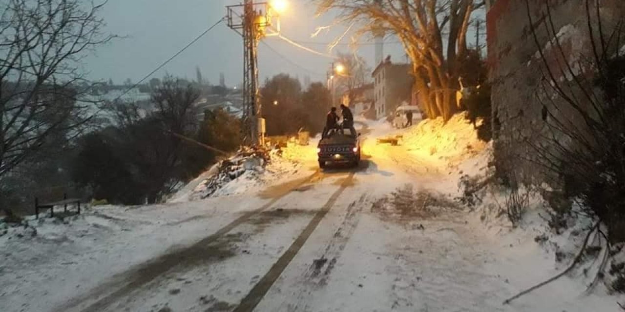 Karacasu Belediyesi Yollarda Tuzlama Çalışması Yaptı