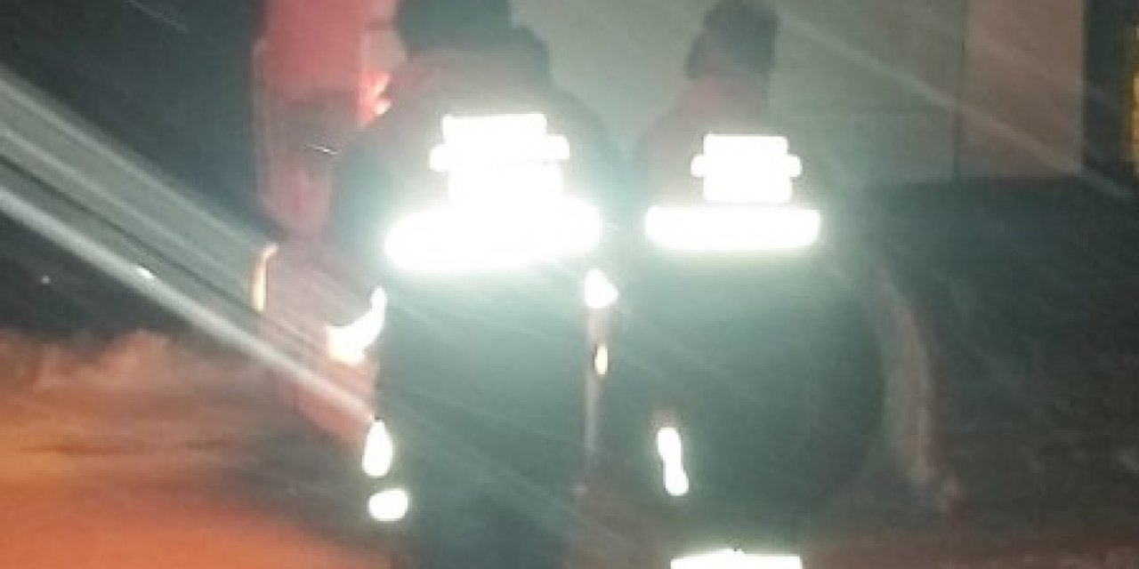 Kızıldağ Geçidi’nde Mahsur Kalan Sürücülere Yiyecek Ve İçecek Yardımı