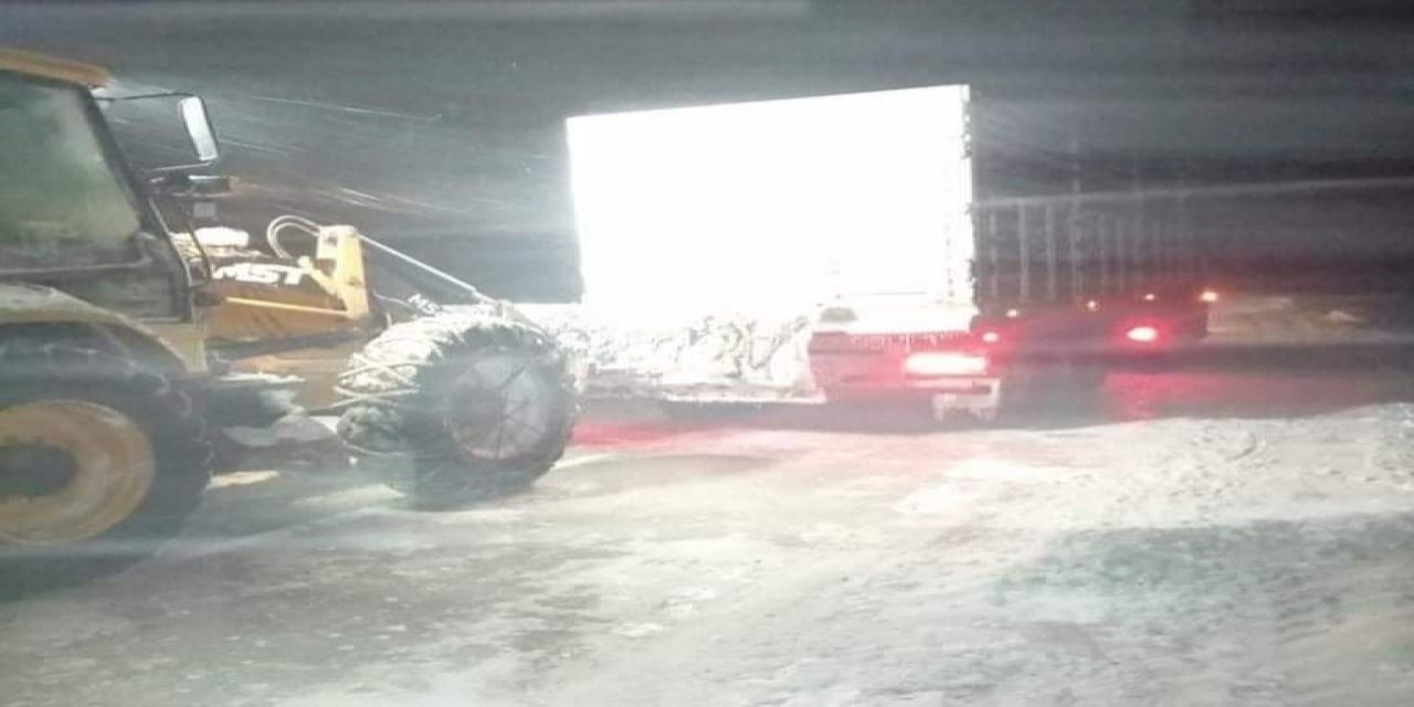 Kütahya’da Tipi Nedeniyle Yolda Kalan Tır Ve Otomobil Kurtarıldı