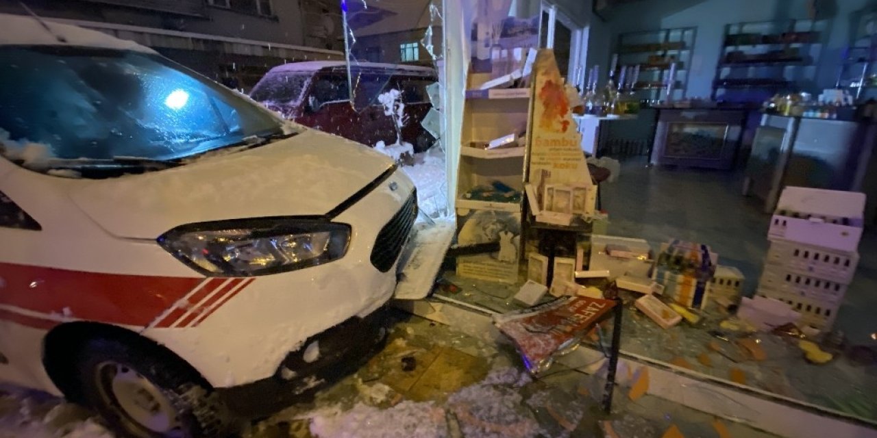 Buz Pistine Dönen Caddede Kayan Hafif Ticari Araç, Kolonya Dükkanına Girdi