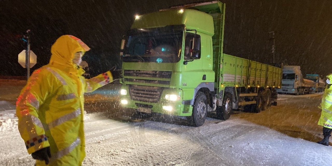 Düzce-zonguldak Yolu Ağır Tonajlı Araçların Geçişine Kapatıldı