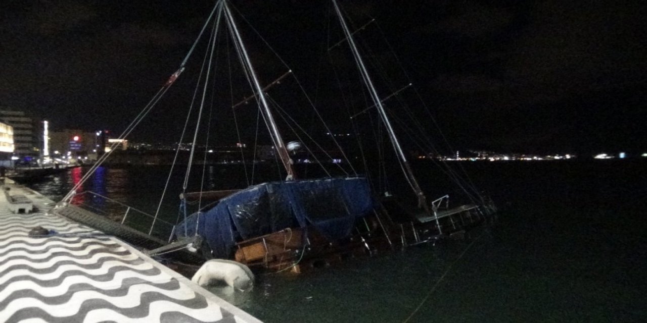 İ̇zmir’de Fırtına Nedeniyle, Tekne Yan Yattı