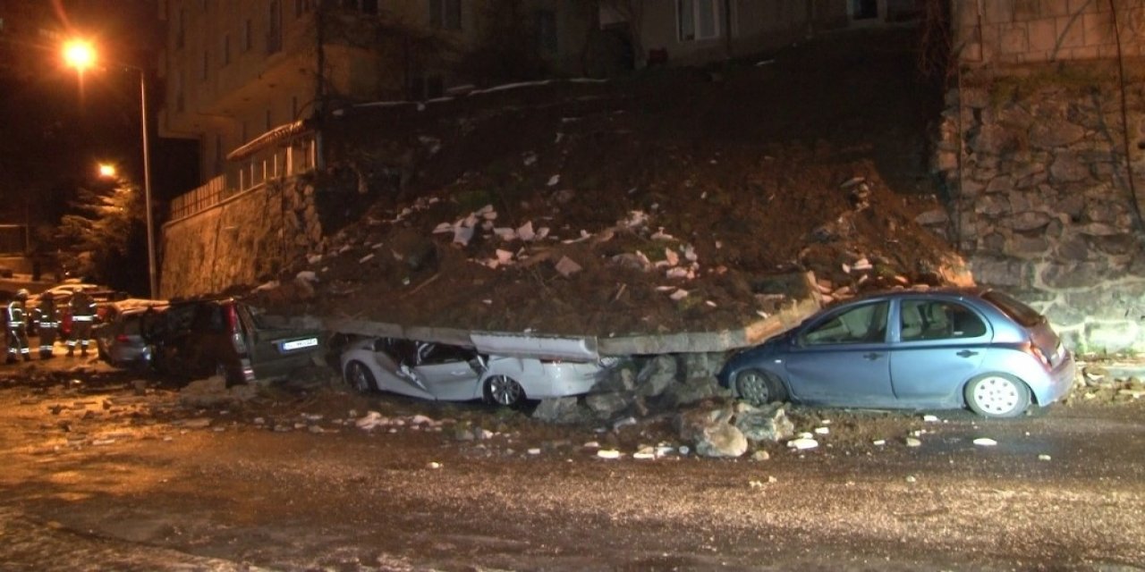 Kağıthane’de İstinat Duvarı Çöktü, 4 Araç Enkaz Altında Kaldı