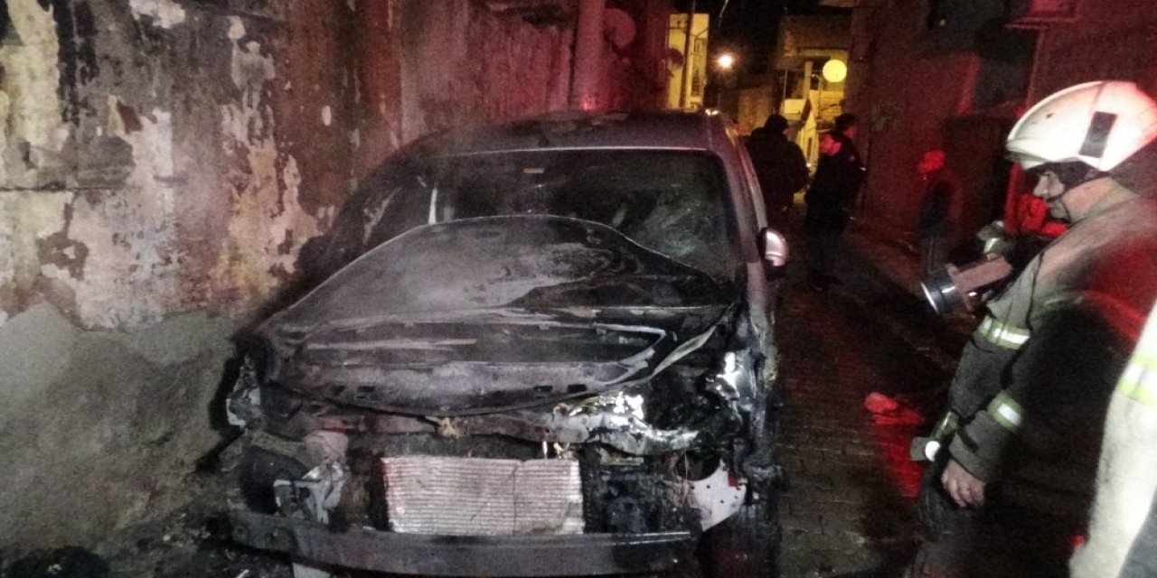 İ̇zmir’de Yangın Paniği: 2 Otomobil Ve 1 İş Yeri Yandı