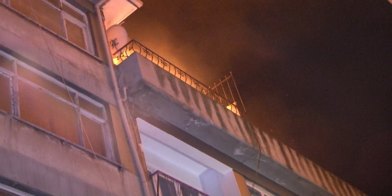 Fatih’te Bir Binanın Çatısında Yangın Çıktı, Bitişiğinde Bulunan Otel Tahliye Edildi