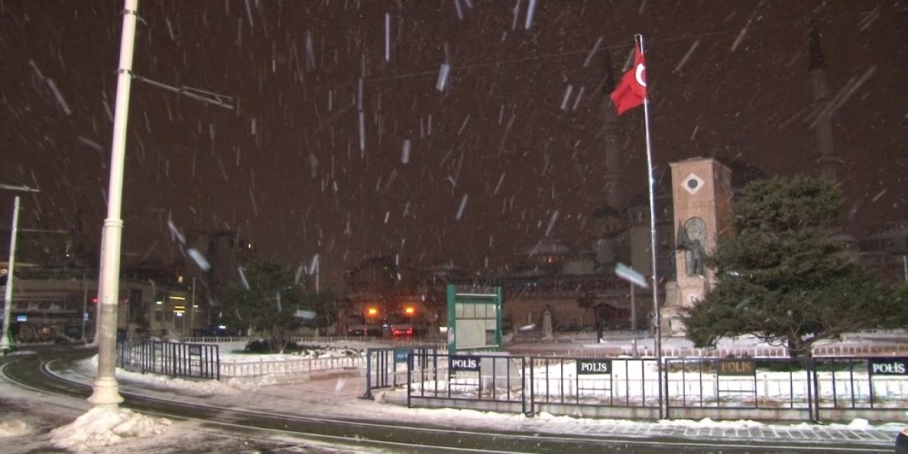 Taksim’de Sabah Saatlerinde Kar Yağışı Etkili Oluyor