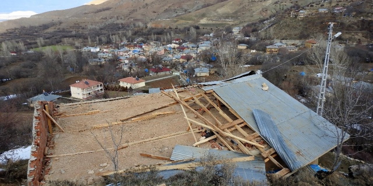 Erzincan’da Fırtına Bir Evin Çatısını Uçurdu