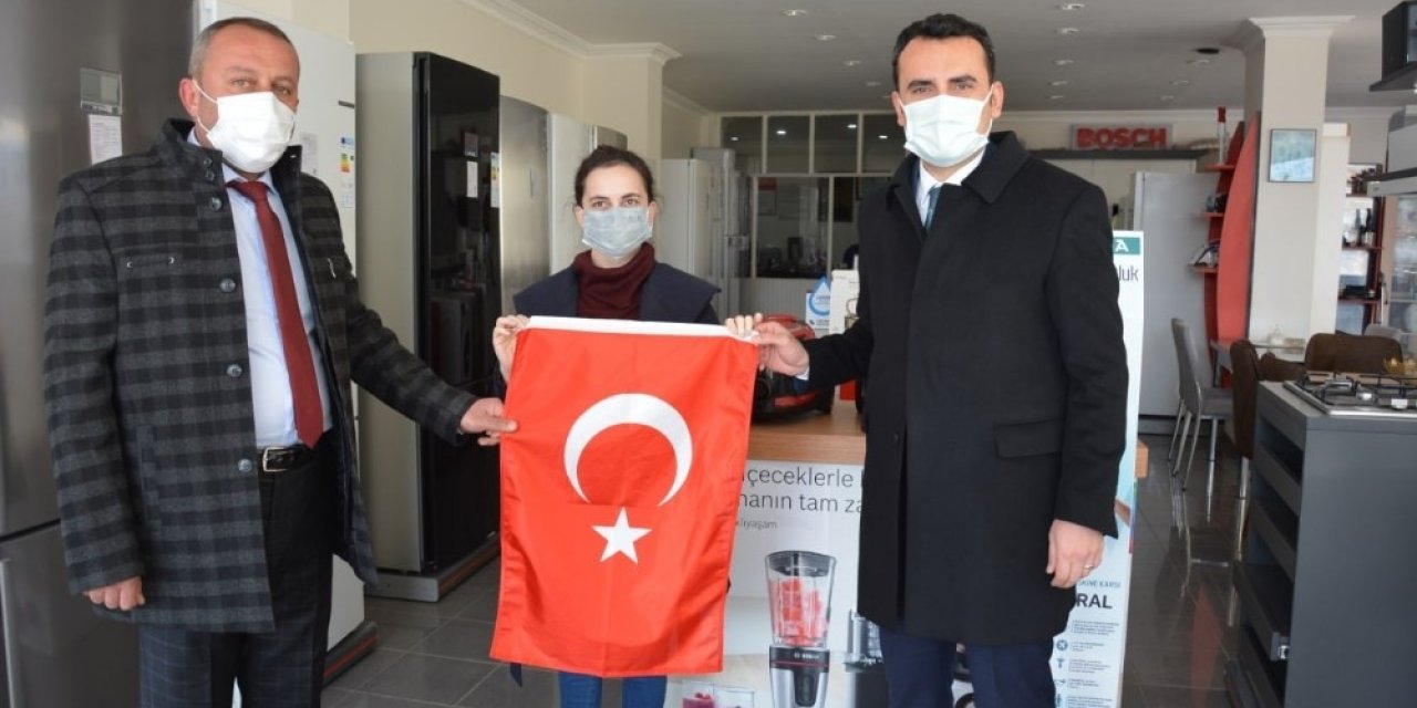 Kaymakamlıktan Esnafa Bayrak Hediyesi
