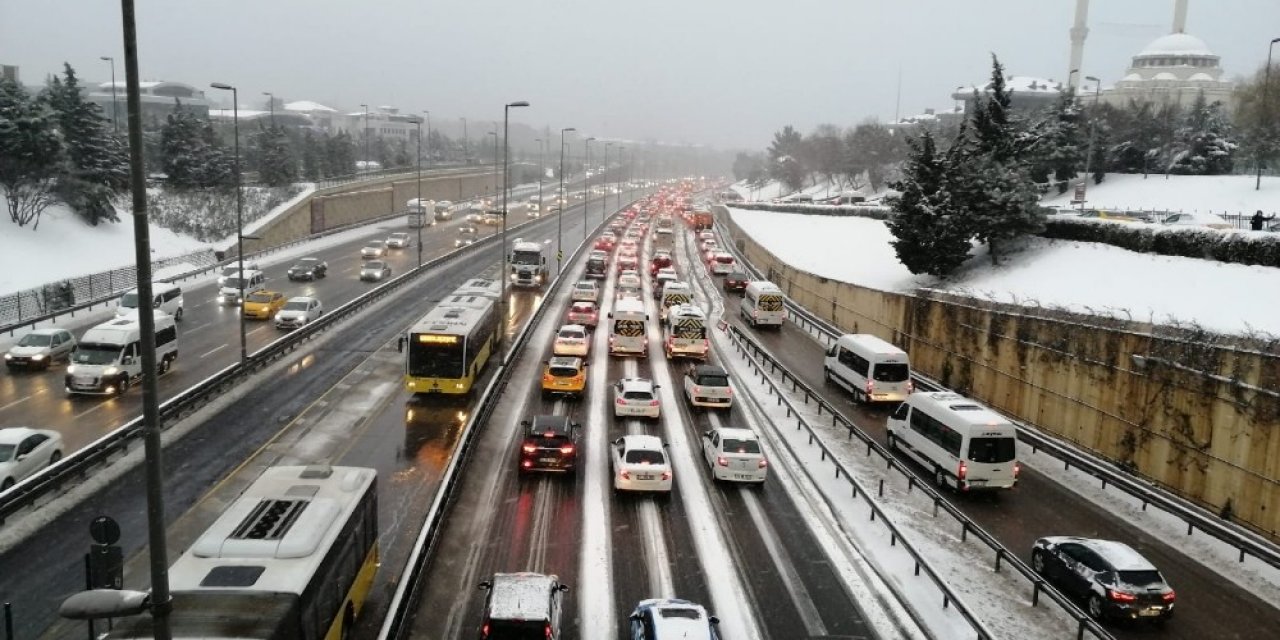 İ̇stanbul’da Etkili Olan Kar Yağışı Sonrası 15 Temmuz Şehitler Köprüsü’nde Trafik Yoğunluğu