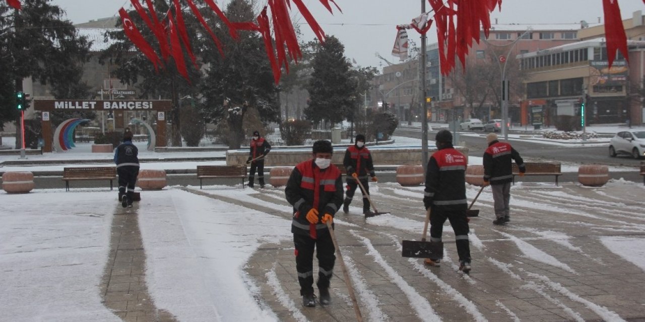 Erzincan’da Kar Ve Tipi Etkili Oluyor, 359 Köy Yolu Ulaşıma Kapandı