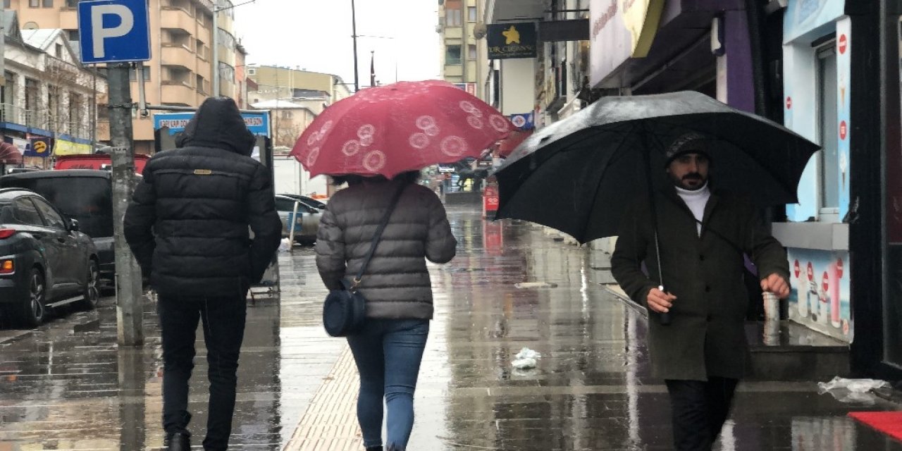 Batı’da Kar, Kars’ta Yağmur Etkili Oluyor