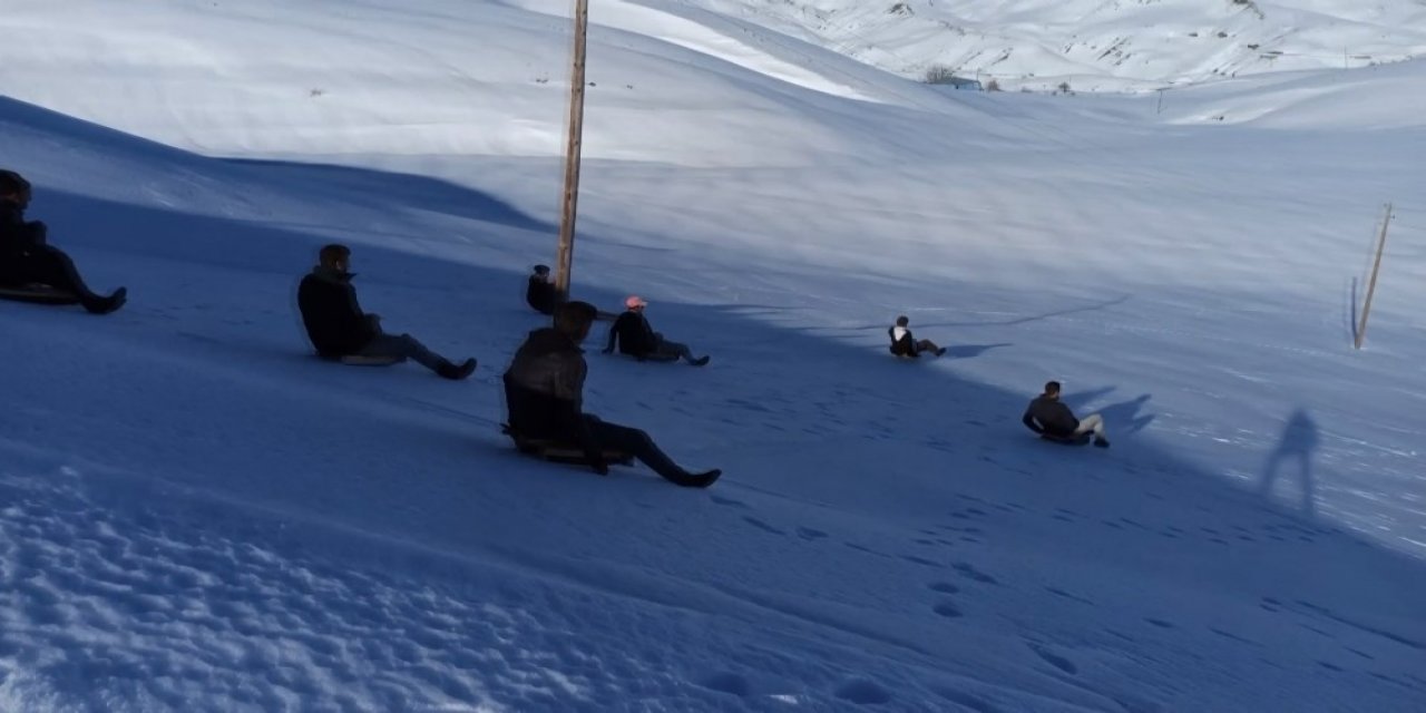 Gençler Kendi Yaptıkları Kızaklarla Yüzlerce Metre Kaydı