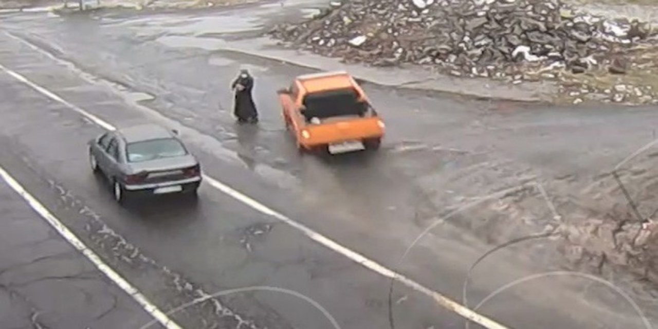 Kaza Anları Kamerada, Yol Kenarındaki Kadın Son Anda Kurtuldu